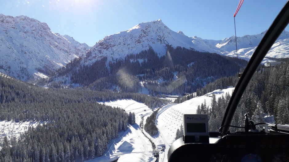 Anflug auf den Gebirgslandeplatz in Arosa