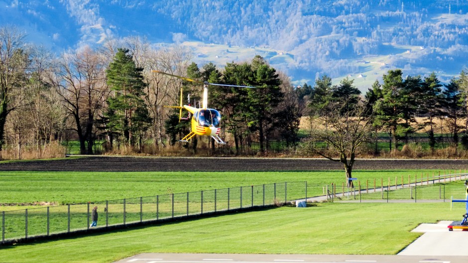 R44 im Anflug auf Balzers