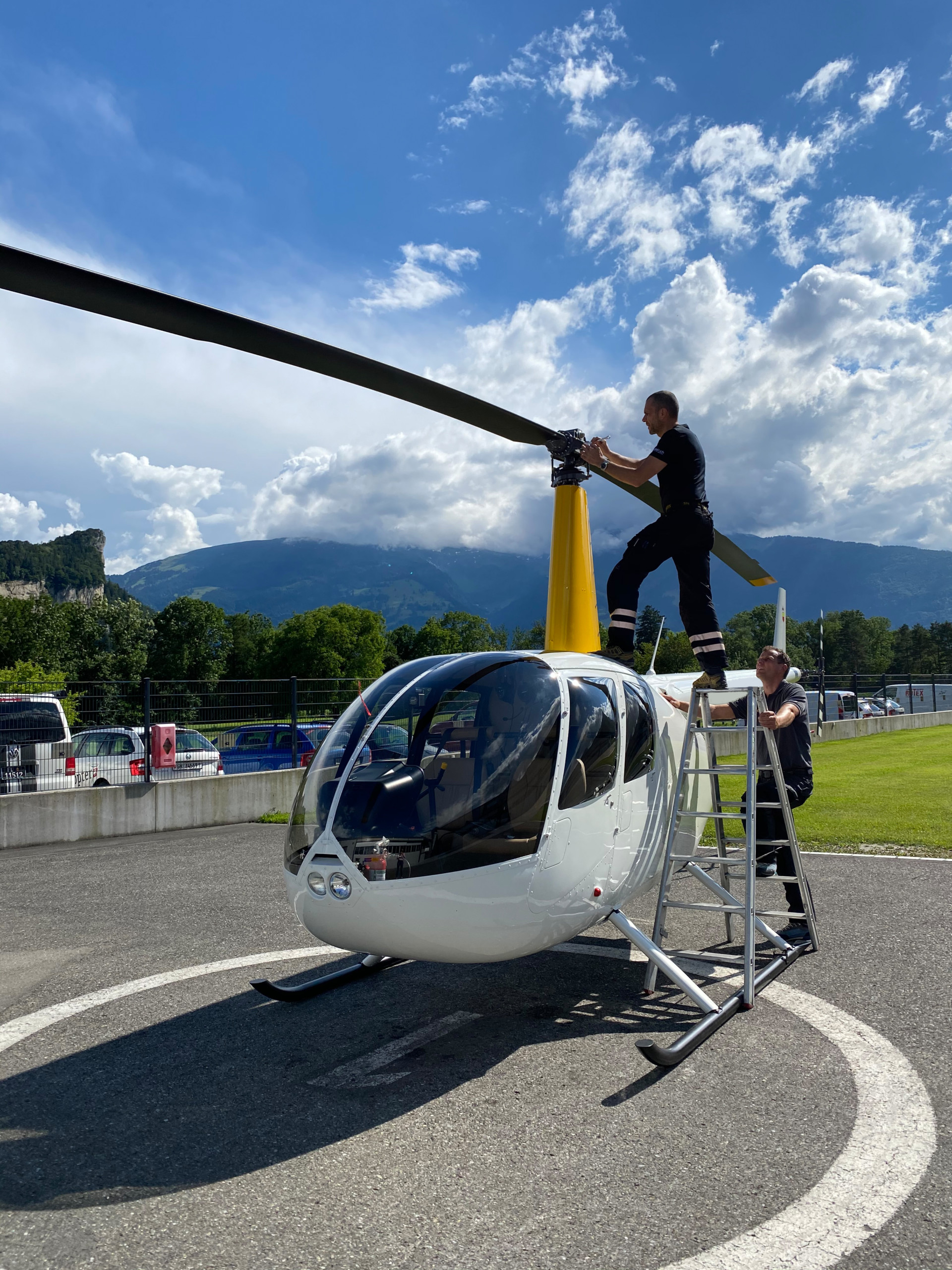 New R44 II HB-ZSA ready for operation. - Valair - Helicopter Services